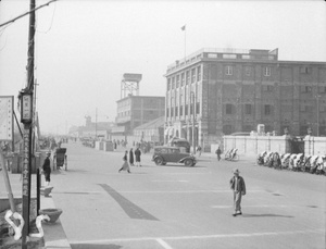 Street beside the Yangtze, Hankow