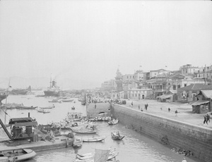 Water taxis by steps, Amoy Bund, Xiamen