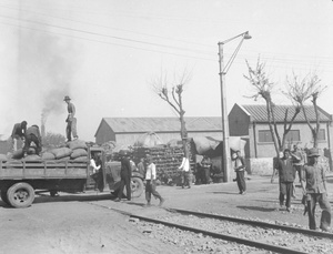 Loading a truck, Hotung district (河东), Tientsin