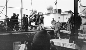 Stevedores (un)loading sacks, Canton