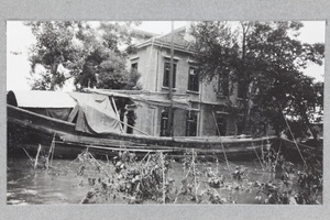Boats in a garden during the 1924 floods, Changsha (長沙)