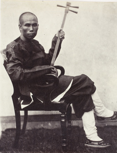 A Cantonese man with his sanxian (三弦), Shanghai