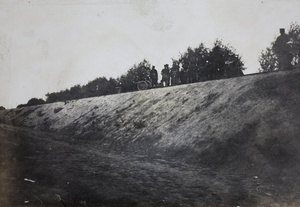 Revolutionary troops with artillery on a railway embankment
