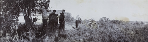 Revolutionary soldiers and field guns near Kilometre Ten