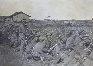 Revolutionary troops deployed near the Dazhimen Railway Station