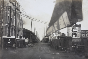 Republican soldiers in Sing Seng Road, Hankow, shooting towards a Qing army maxim gun